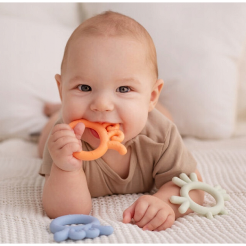 GiliGums Detské hryzátko Baby Octopus Teether, 3m+, marhulova, 1 ks