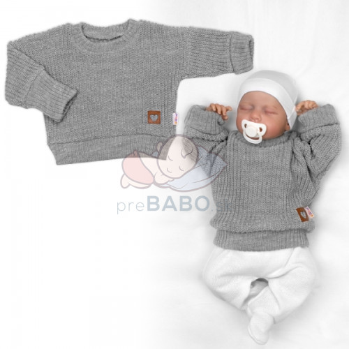 Rastúci oversize pletený svetrík pre bábätko, sivý